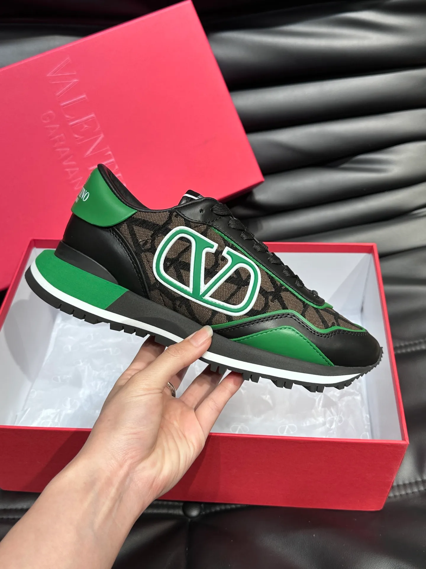 P540💰 Product trademark: VALENTINO "Valentino" Regular size: 38-44 [45 customized] Product materials: Warren men's casual sports shoes, made of multi-material splicing, calf leather stitched with suede cowhide, fabric mesh upper, fabric tongue decorated with brand badge, rubber rivet decorative details on the heel, rivet rubber outsole, non-slip, wear-resistant and shock-absorbing, pure cotton inner foot pad, comfortable and breathable, comes with original box packaging bag!